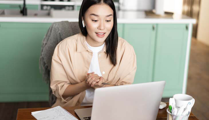 Femme utilisant un ordinateur portable