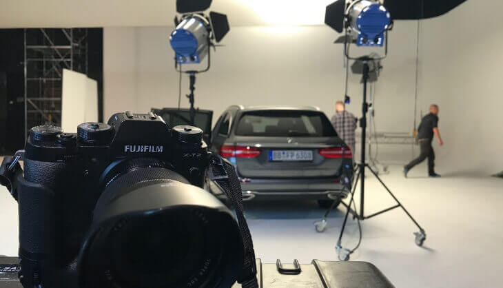 Crew werkt aan een fotoshoot van een Mercedes