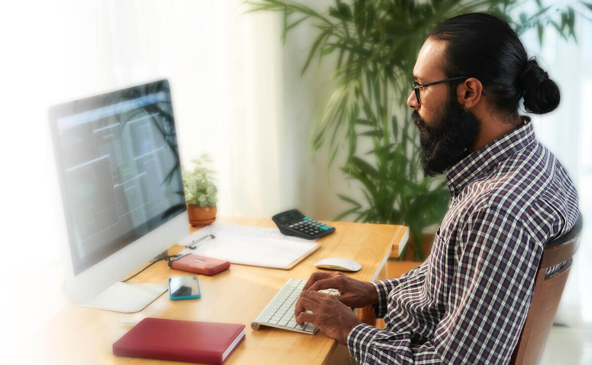 Mann arbeitet von zu Hause aus