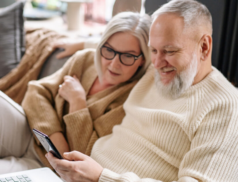 Peter e sua esposa olhando para um smartphone